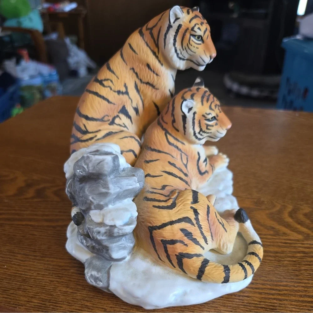 Two Ceramic Tigers Collectors Statue Table Item